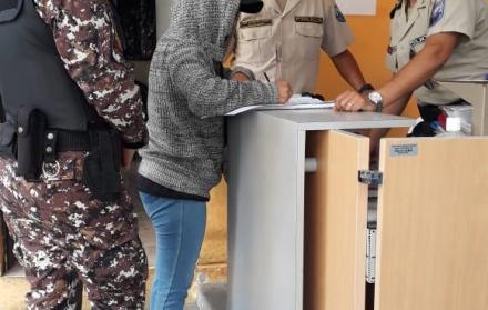 Laura Terán firma su salida de la casa de Confianza de Chillogallo.