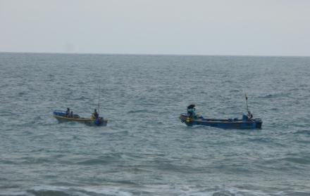 Las lanchas a motor de los pescadores de la zona, que llegan después de varias semanas trabajando para buques pesqueros en alta mar.