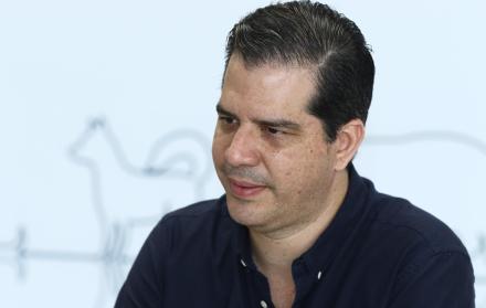 Zanabria tiene un diplomado en Cirugía, Anestesia y Dermatología Veterinaria. Es pionero en diagnóstico de imágenes en la ciudad.