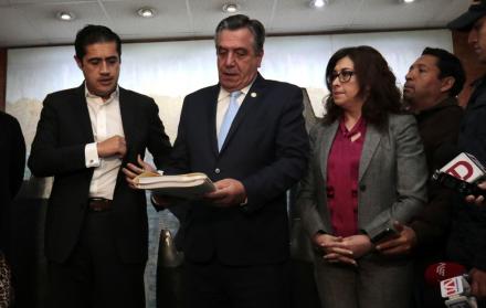 El ministro de Economía, Richard Martínez (i), entregó el proyecto al segundo vicepresidente de la Asamblea, Patricio Donoso, cerca de las 23:00 del 18 de octubre.