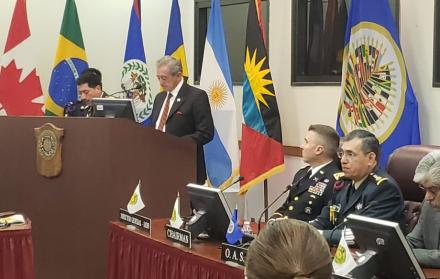 Se refirió a la situación de la frontera Ecuador-Colombia, indicando que las nuevas amenazas son “híbridas, mutantes y difusas” al referirse a los grupos de disidentes de las FARC.