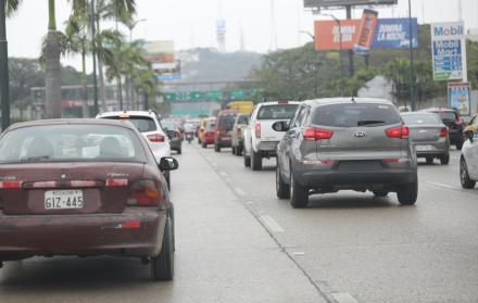 Es recurrente la circulación de vehículos sin placas
