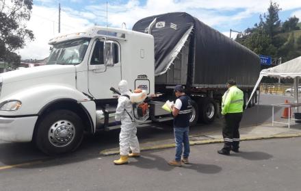 Agrocalidad. Los camiones son fumigados en la frontera, cuando inician su arribo al Ecuador.