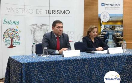 La ministra de Turismo, Rosi Prado de Holguín y el presidente de la Federación de Cámaras Provinciales de Turismo, Holbach Muñetón.