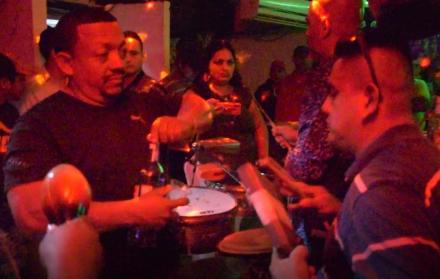 En algunos bares y discotecas de Guayaquil, los consumidores de cerveza afirman que seguirán comprando cervezas pese a un posible aumento de precio si se aprueba la nueva forma tributaria.