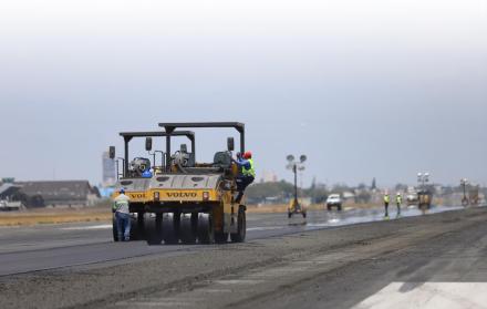 Labor. 250 trabajadores y 40 vehículos se encargan del retiro y puesta de asfalto en la pista de aterrizaje del aeropuerto José Joaquín de Olmedo.