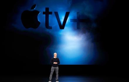 Tim Cook, CEO de Apple, hablando sobre Apple TV+ en el teatro Steve jobs en Cupertino, California.