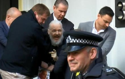Julian Assange durante su detención en la Embajada de Ecuador en Londres, el pasado 11 de abril.