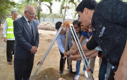 El rector de la UPS presidió la ceremonia de colocación de la primera piedra de la obra (Cortesía)