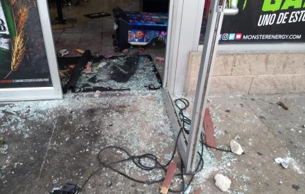 Local destrozado en Durán.