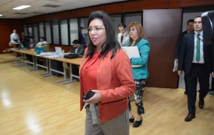 Diligencia. La fiscal (e) Ruth Palacios ingresa a la audiencia preparatoria de juicio que se desarrolló en la Corte.