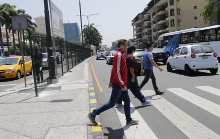 Medida. Peatones cruzan cerca a la malla instalada en el parterre central de la Francisco de Orellana.