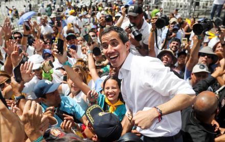 El jefe del Parlamento y presidente interino de Venezuela, Juan Guaidó, saluda durante un encuentro con voluntarios para trabajos de ayuda humanitaria. 