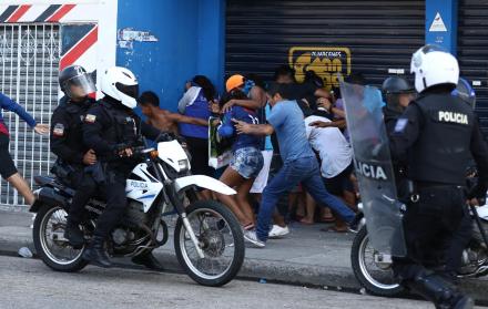 Saqueos. Numerosos saqueos y asaltos se registraron en el sur y centro de Guayaquil. La Policía Nacional intervino en al menos una veintena de localidades.