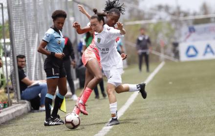 En el trámite, el equipo azuayo fue superior. Controló mejor el balón y generó más acciones de peligro.