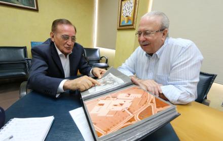 Recuerdos. Lino Iemi conserva un álbum con los recuerdos de la construcción.