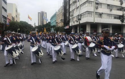 El Liceo Naval abrió el desfile, que este año se desvió por la calle Vélez y no por la avenida 9 de Octubre, debido a la construcción de la Aerovía.