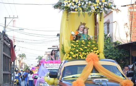 Las imágenes de los patronos Santa Ana y San Joaquín, fueron trasladados en una procesión hacia la Iglesia de la localidad.