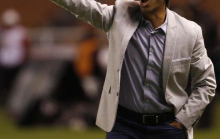 El entrenador argentino recibió una oferta para dirigir a Barcelona por dos temporadas. Llega como el técnico campeón del fútbol ecuatoriano.