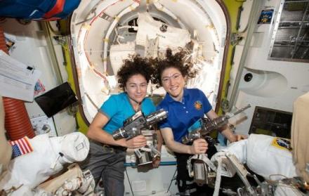 Dos astronautas hacen historia con un paseo espacial íntegramente femenino