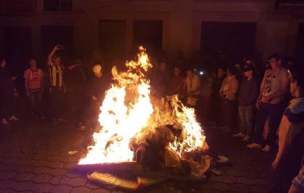 En Ibarra, a varios venezolanos les quemaron sus pertenencias tras el femicidio de Diana Ramírez a manos de un ciudadano de la misma nacionalidad.