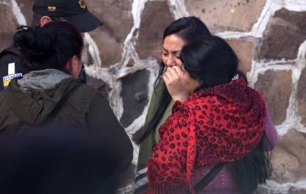 Los primeros indicios mostraron que la mujer tenía dos heridas de arma blanca. La una se alojó en su cuello, mientras que la otra, en el pecho.