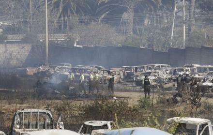 Según información de  Bomberos Quito, 50 efectivos y 15 vehículos de emergencias controlaron el incendio. 