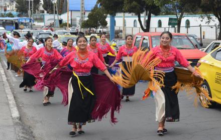 Folclor. La fiesta se realiza en homenaje a la Santísima Virgen de La Merced, por dos días. El vestuario es muy llamativo para esta presentación. Las mujeres portan canastos y sacos con pétalos de rosas, con los que ‘bañan’ a la imagen de madera. 