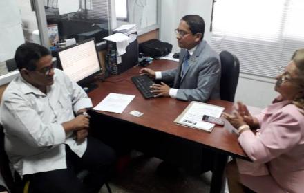 El pasado lunes, el notario Elvis Rivas acudió a la Fiscalía de Daule para rendir su versión. Tras eso, ofreció disculpas.