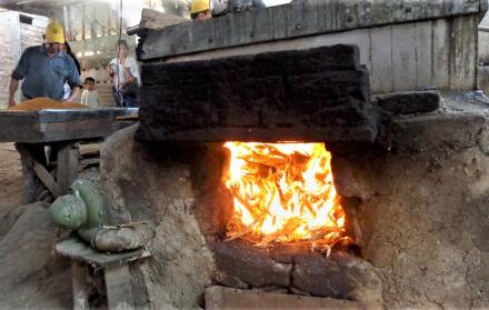 El guarapo es cocinado a altas temperaturas antes de su paso final a ser panela.