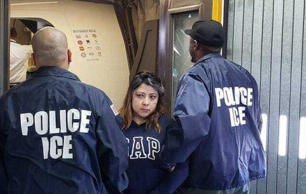 Suasnavas Montaquiza estaba siendo buscada por cargos de fraude en su país de origen por defraudar a su empleador con más de 450,000 dólares.