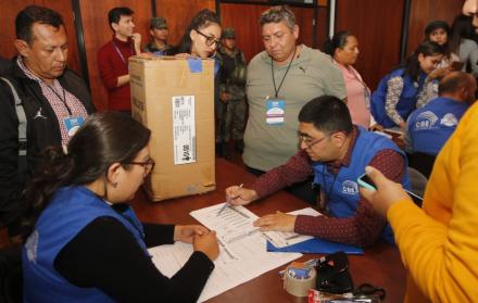 Reconteo de votos en el TCE.