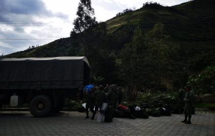 En grande camiones los militares ingresaron a Monte Olivo.
