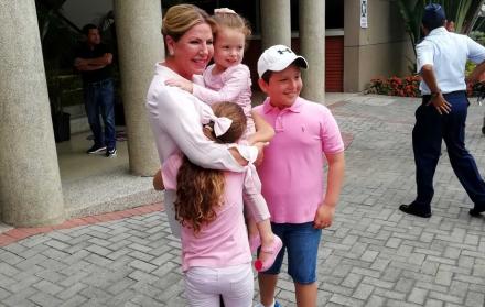 Ugarte, junto a sus familiares, luego de ejercer su derecho al voto.