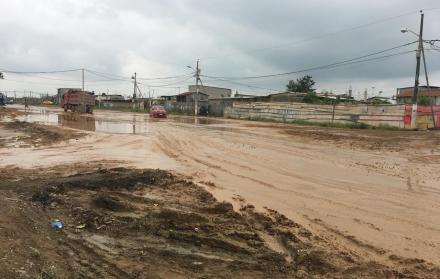 La temporada invernal ha causado estragos no solo en la unidad educativa, sino también en sus alrededores. (Vanessa López / Expreso)
