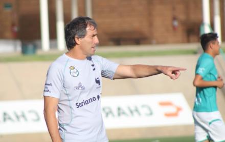 Referencial. El técnico uruguayo dirigió su primera práctica en el Santos Laguna de México.