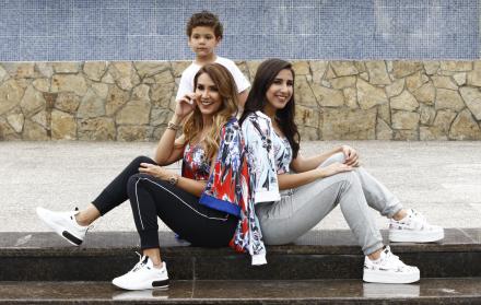Silvia junto a sus hijos, Mateo (4) y Daniela (19) quienes la acompañaron en la sesión de fotos.