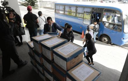 Logística. Una veintena de cartones con las carpetas del caso Sobornos.