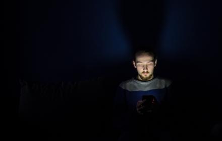 La exposición a “luces intermitentes a ciertas intensidades o ciertos patrones visuales” puede desencadenar convulsiones en aproximadamente el 3 % de quienes sufren de epilepsia fotosensible.