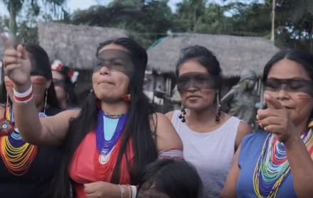 Mujeres de nacionalidades kichwa, shuar, waorani, achuar y shiwiar replicaron el performance del colectivo interdisciplinario chileno LasTesis.