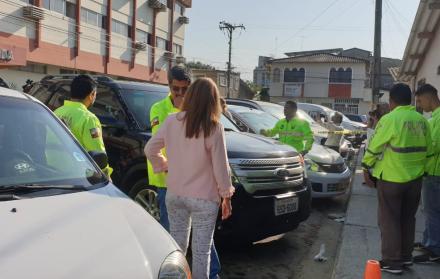 Según información de la Policía, un vehículo y una motocicleta seguían a Llerena, quien se dirigía a Radio Sucre para dar el editorial de los lunes.