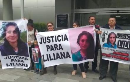 Familiares y amigos de la joven fallecida, llegaron al Complejo Judicial Norte de Quito con pancartas para exigir justicia.