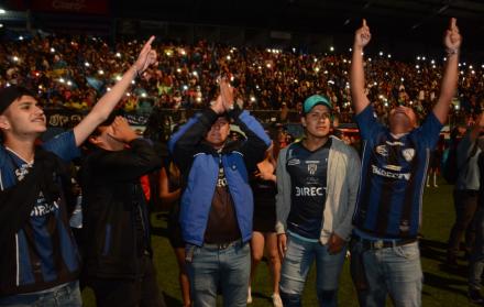 Hinchas se reunieron en el estadio general Rumañahui para celebrar el triunfo de su equipo, el Independiente del Valle.