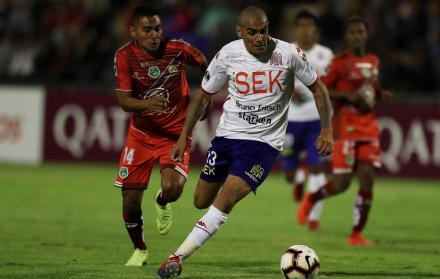 El jugador Fernado Fajardo del Mushuc Runa disputa el balón con Sebastián Varas.