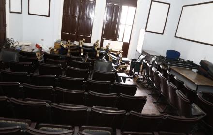 Bodega. El salón donde ensayaba el coro de la universidad se ha convertido en una bodega donde se guardan  los implementos que se quieren rescatar. 