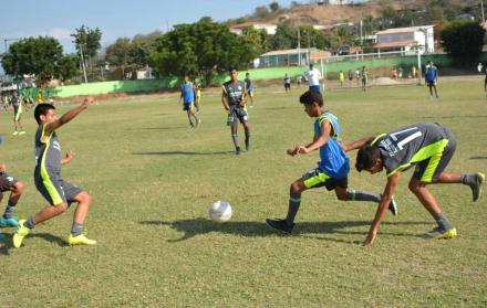 El plantel manabita entrena en el estadio Reales Tamarindos.
