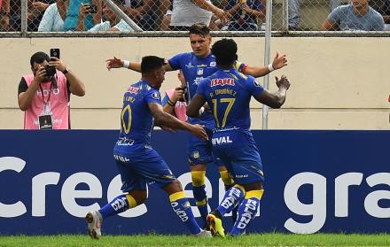 Carlos Garcés (c) anotó el gol de la victoria cetácea.