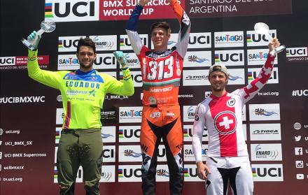 Alfredo Campo (i) con el trofeo como vicecampeón de la Copa del Mundo de BMX.