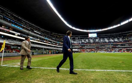 Los entrenadores, Jorge Almada (d) de Santos; y Miguel Herrera (i) de América salen expulsados del juego entre Santos y América.