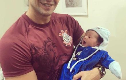 Así posó Junior junto a su hijo Antonio.